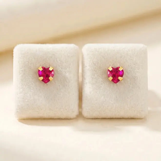 Par de Brincos Solitário de Ouro Amarelo com Coração de Cristal Rosa