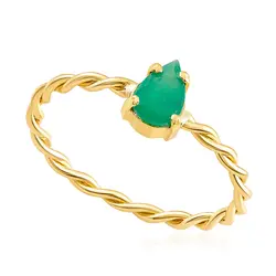 Anel Trabalhado Torcido em Ouro Amarelo com Esmeralda.