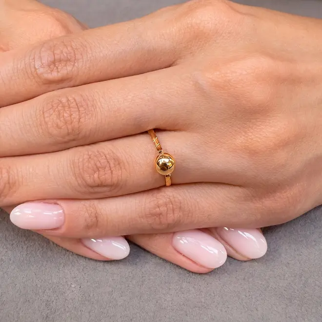 Anel Trabalhado com Esfera em Ouro Amarelo.