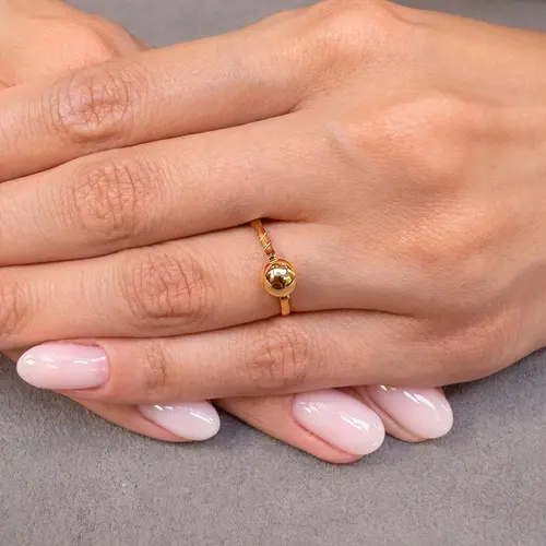 Anel Trabalhado com Esfera em Ouro Amarelo.