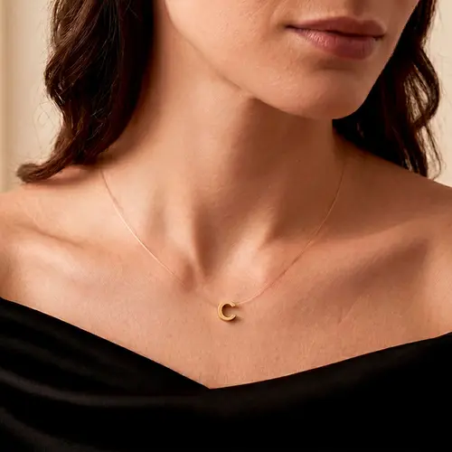 Colar em Naylon com Pingente e Fecho em Ouro Amarelo.