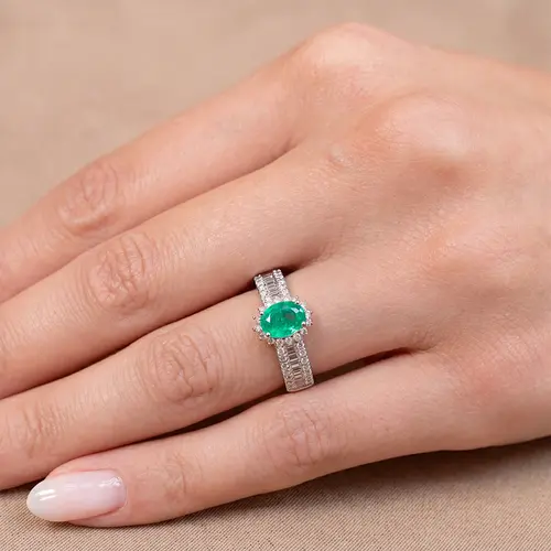 Anel de Ouro com Diamantes e Esmeralda de 65 pts.