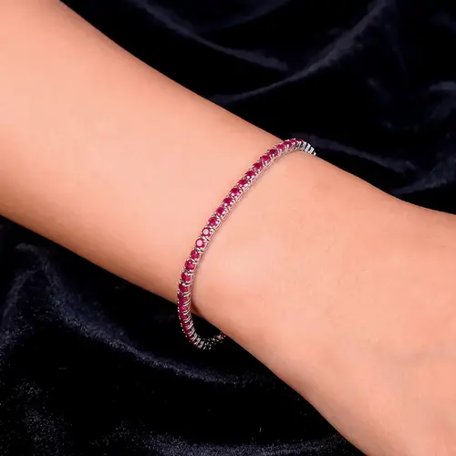Pulseira Riviera de Ouro Branco com Rubis totalizando 1,24 Cts.