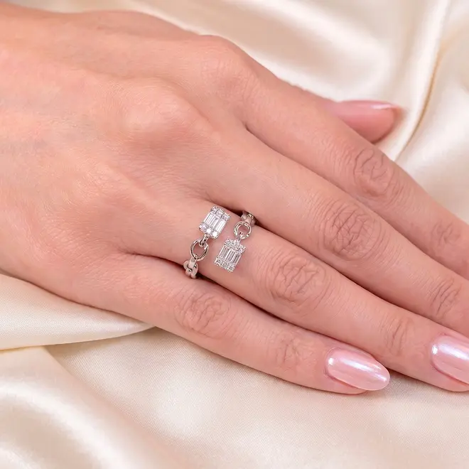 Anel Corrente de Ouro Branco, com Diamantes totalizando 43 pts.