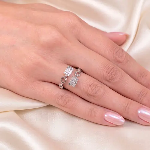 Anel Corrente de Ouro Branco, com Diamantes totalizando 43 pts.
