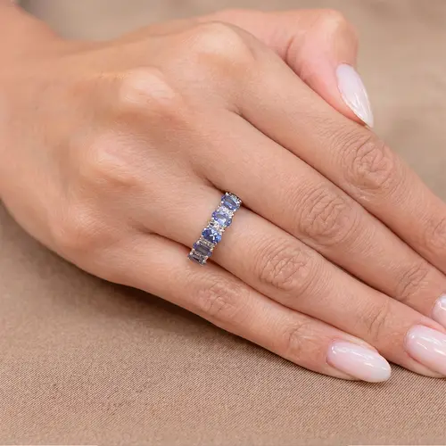 Meia Aliança Trabalhada de Ouro Branco com Diamantes e 5 Tanzanita Totalizando 1,10 Cts.