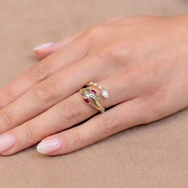 Anel Serpente de Ouro Duas Cores com Diamantes e Rubis.