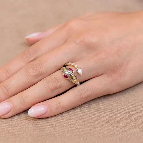 Anel Serpente de Ouro Duas Cores com Diamantes e Rubis.
