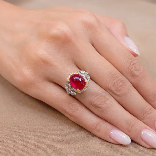 Anel Trabalhado de Ouro Branco com Diamantes e Rubi de 4,83 Cts.