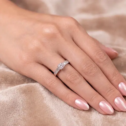Anel Trabalhado de Ouro Branco com Diamantes totalizando 35 Pts.
