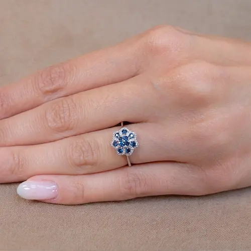 Anel de Ouro Branco com Diamantes e Safiras totalizando 35 Pts.
