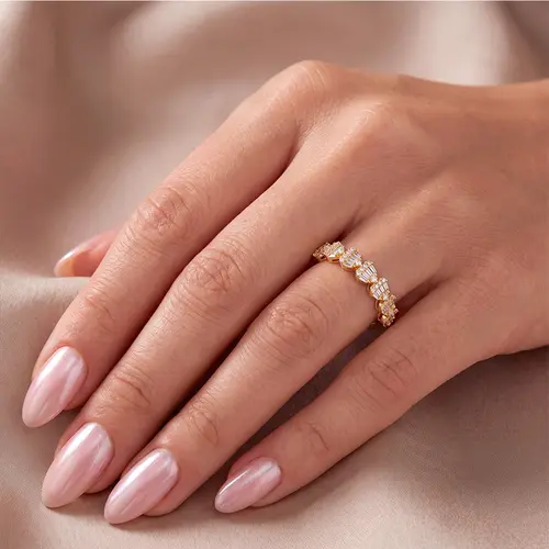Meia Aliança de Ouro Amarelo com Diamantes totalizando 35 Pts.