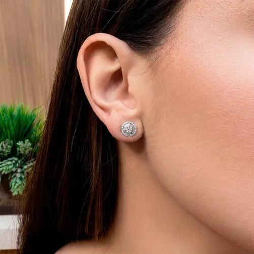 Par de Brincos Trabalhado  de Ouro Branco com Diamantes totalizando 50 Pts.