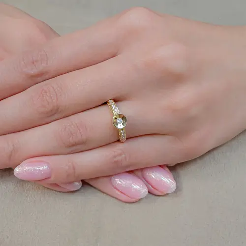 Anel Trabalhado de Ouro Amarelo com Diamantes Totalizando 15 Pts.