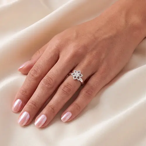 Anel Trabalhado de Ouro Branco com Diamantes Totalizando 1,10 Cts.