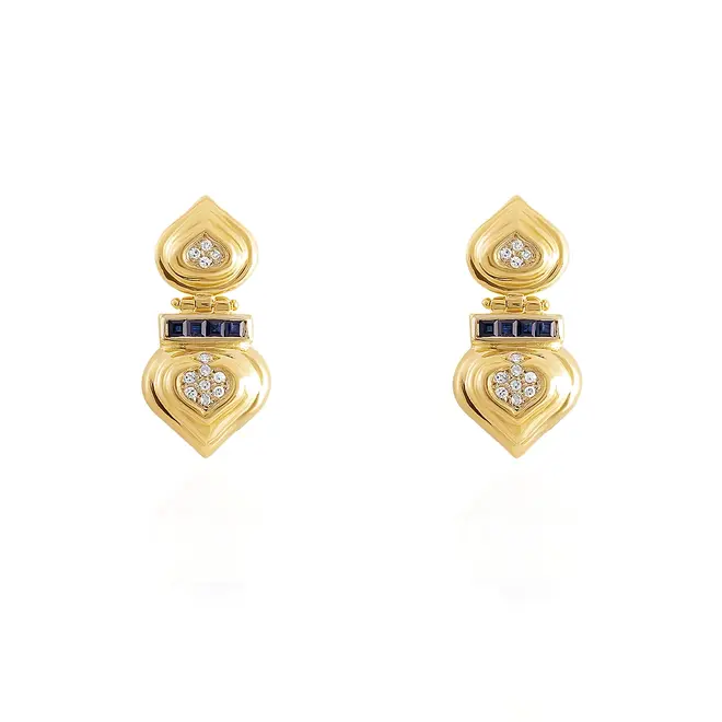 Par de Brincos Trabalhado  de Ouro Amarelo com Diamantes totalizando 25 Pts e Safiras.