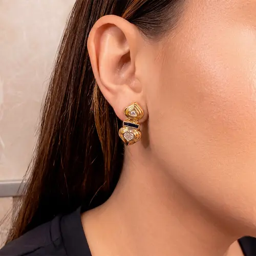 Par de Brincos Trabalhado  de Ouro Amarelo com Diamantes totalizando 25 Pts e Safiras.