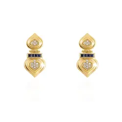 Par de Brincos Trabalhado  de Ouro Amarelo com Diamantes totalizando 25 Pts e Safiras.