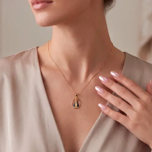 Pingente Nossa Senhora em Ouro Amarelo com Safiras.
