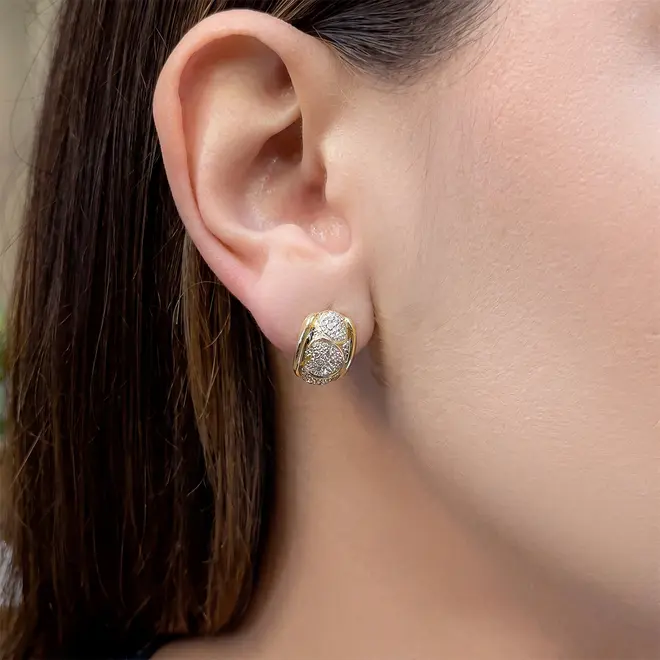 Par de Brincos Trabalhado  de Ouro Amarelo com Diamantes totalizando 20 Pts.