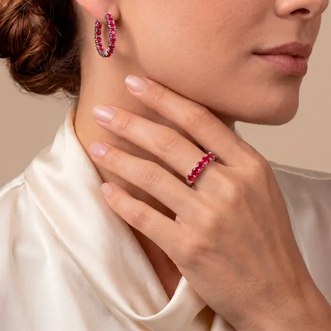 Conjunto de Meia Aliança e Par de Brincos Argola com Rubis.