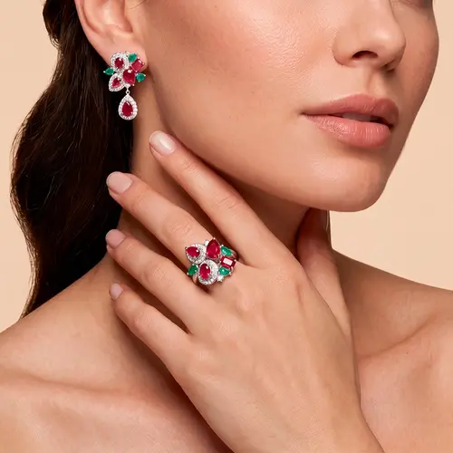 Conjunto Par de Brincos e Anel de Prata. Com Cristais, Esmeraldas, Rubis.