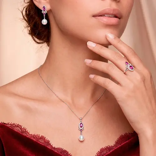 Conjunto Anel, Par de Brincos e Pingente em Prata com Cristais, Pérolas e Turmalina Rosa.
