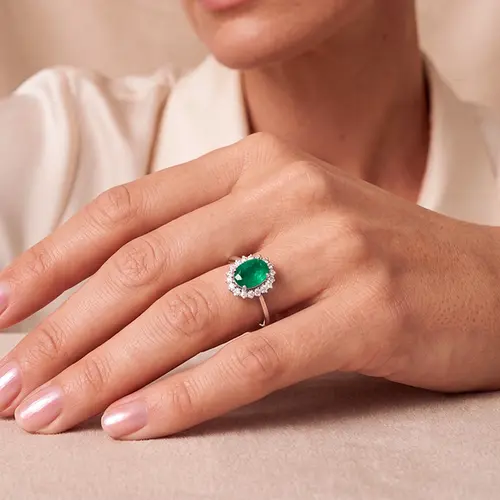 Anel, Esmeralda Colombiana 5x7 mm 80 Pts, 22 Diamantes 11 Pts.