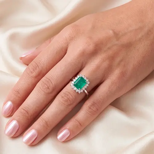 Anel, Esmeralda Colombiana 6x8 mm 1,60 Cts, 18 Diamantes 40 Pts.