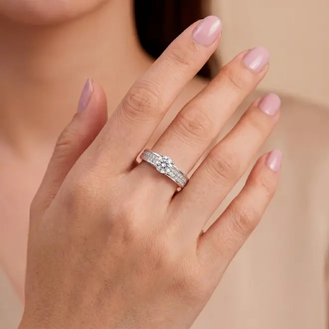 Anel de Prata com Cristais e Moissanite .