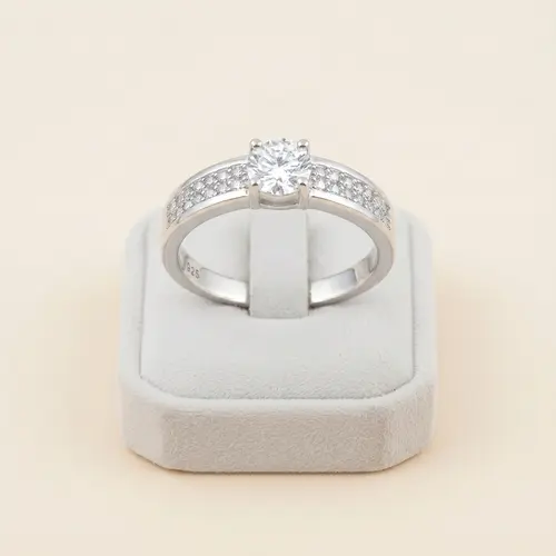 Anel de Prata com Cristais e Moissanite .