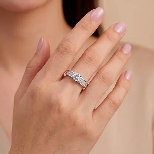 Anel de Prata com Cristais e Moissanite .