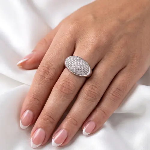 Anel Pavê  de Ouro Branco com Diamantes Totalizando 1,00 Cts