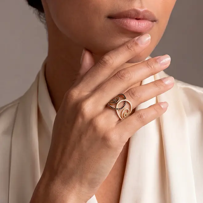 Anel Vazado de Ouro Amarelo com Diamantes Negros e Diamantes