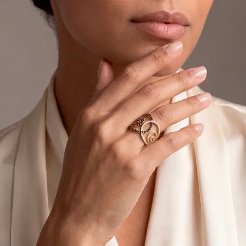 Anel Vazado de Ouro Amarelo com Diamantes Negros e Diamantes