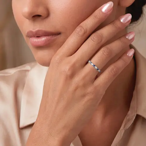 Meia Aliança de Ouro Branco 18K com Diamantes e Safiras