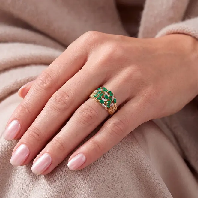 Anel Aramado Ouro Amarelo 18K com 8 Diamantes e 15 Esmeraldas