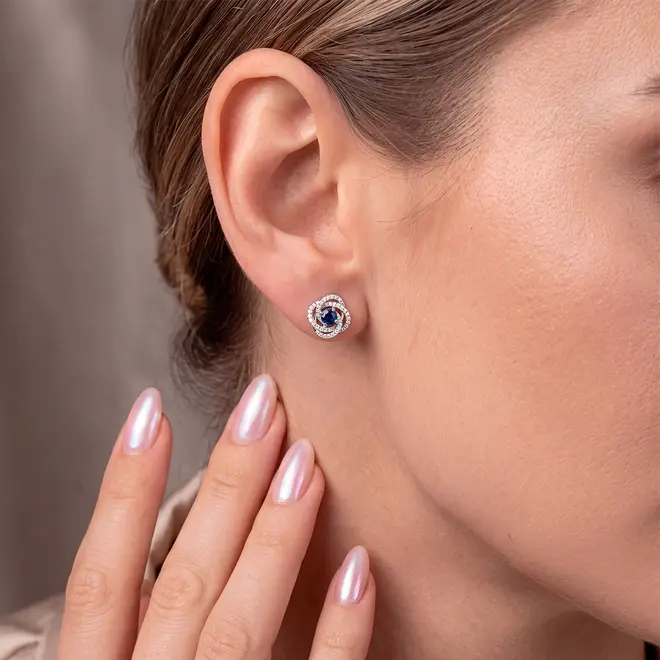 Par de Brincos de Ouro Branco 18K com Diamantes e Safiras