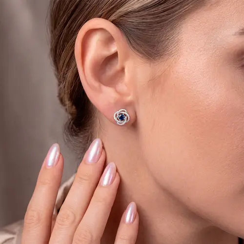 Par de Brincos de Ouro Branco 18K com Diamantes e Safiras