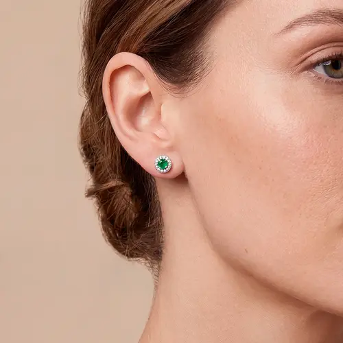 Par de Brincos de Ouro Branco 18K com Diamantes e Esmeraldas