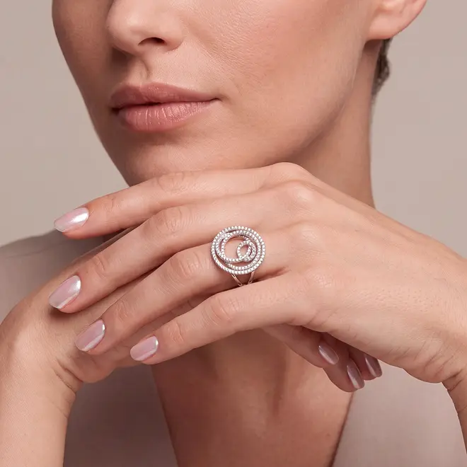 Anel Espiral Pavê de Ouro Branco 18K com Diamantes Totalizando 1,00 Cts