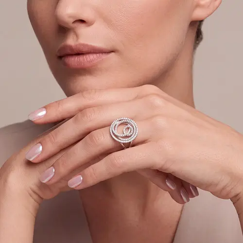 Anel Espiral Pavê de Ouro Branco 18K com Diamantes Totalizando 1,00 Cts