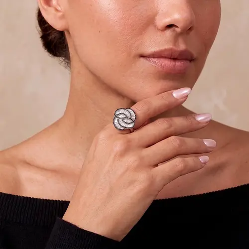 Anel Ondulado Ouro Branco 18K com Diamantes Baguetes e Diamantes Negros