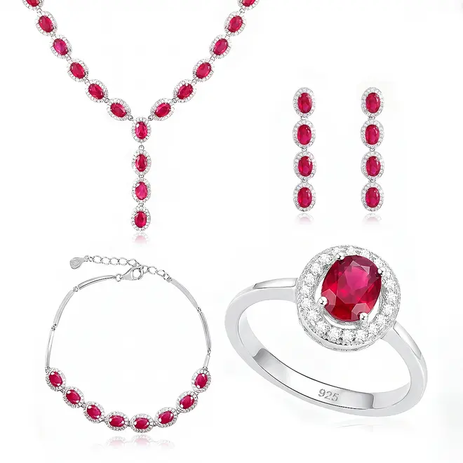 Conjunto Par de Brincos, Gargantilha e Pulseira e Anel de Prata com Cristais e Rubis Totalizando 55 Cts.