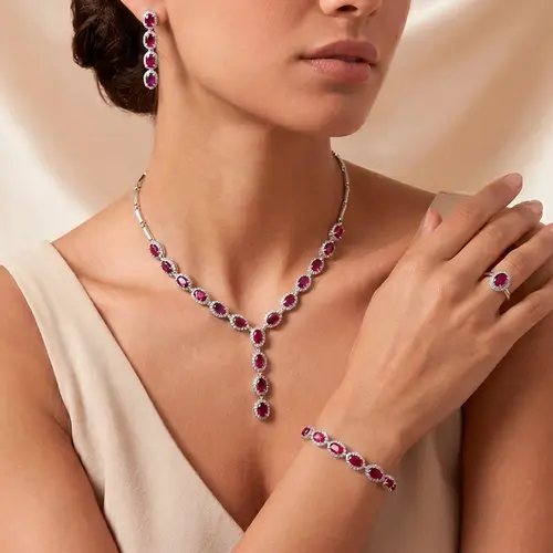 Conjunto Par de Brincos, Gargantilha e Pulseira e Anel de Prata com Cristais e Rubis Totalizando 55 Cts.