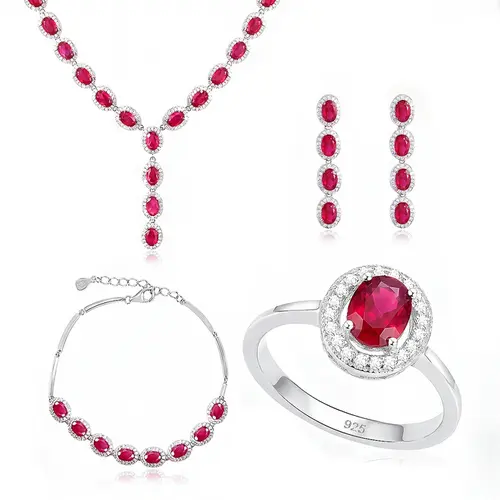 Conjunto Par de Brincos, Gargantilha e Pulseira e Anel de Prata com Cristais e Rubis Totalizando 55 Cts.