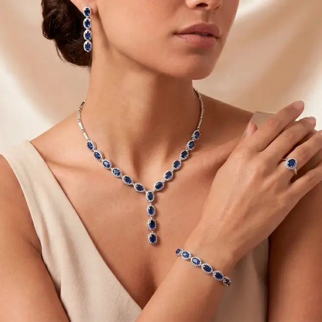 Conjunto Par de Brincos, Gargantilha e Pulseira e Anel de Prata com Cristais e Safiras Totalizando 55,0 Cts.
