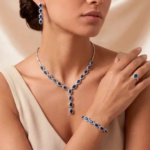 Conjunto Par de Brincos, Gargantilha e Pulseira e Anel de Prata com Cristais e Safiras Totalizando 55,0 Cts.