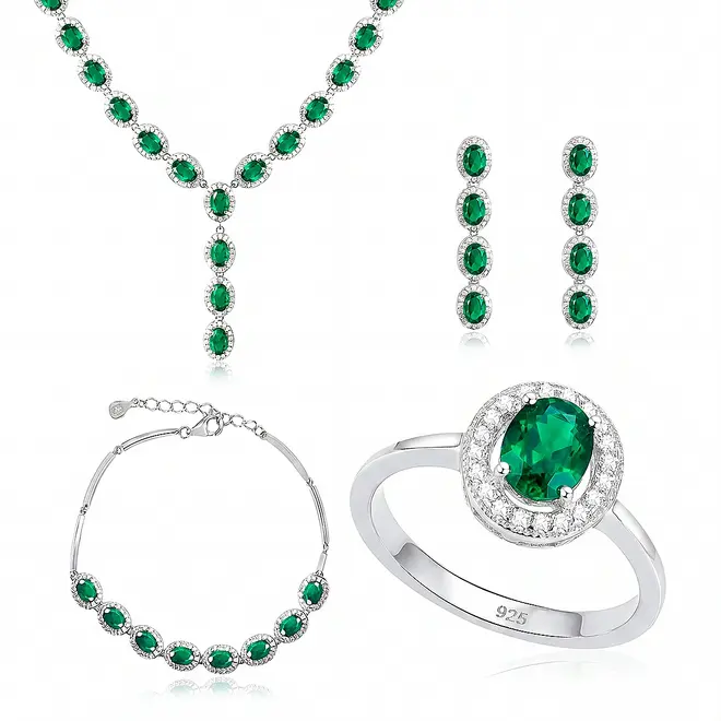 Conjunto Par de Brincos, Gargantilha e Pulseira e Anel de Prata com Cristais e Esmeraldas Totalizando 55,0 Cts.