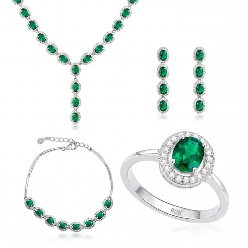 Conjunto Par de Brincos, Gargantilha e Pulseira e Anel de Prata com Cristais e Esmeraldas Totalizando 55,0 Cts.